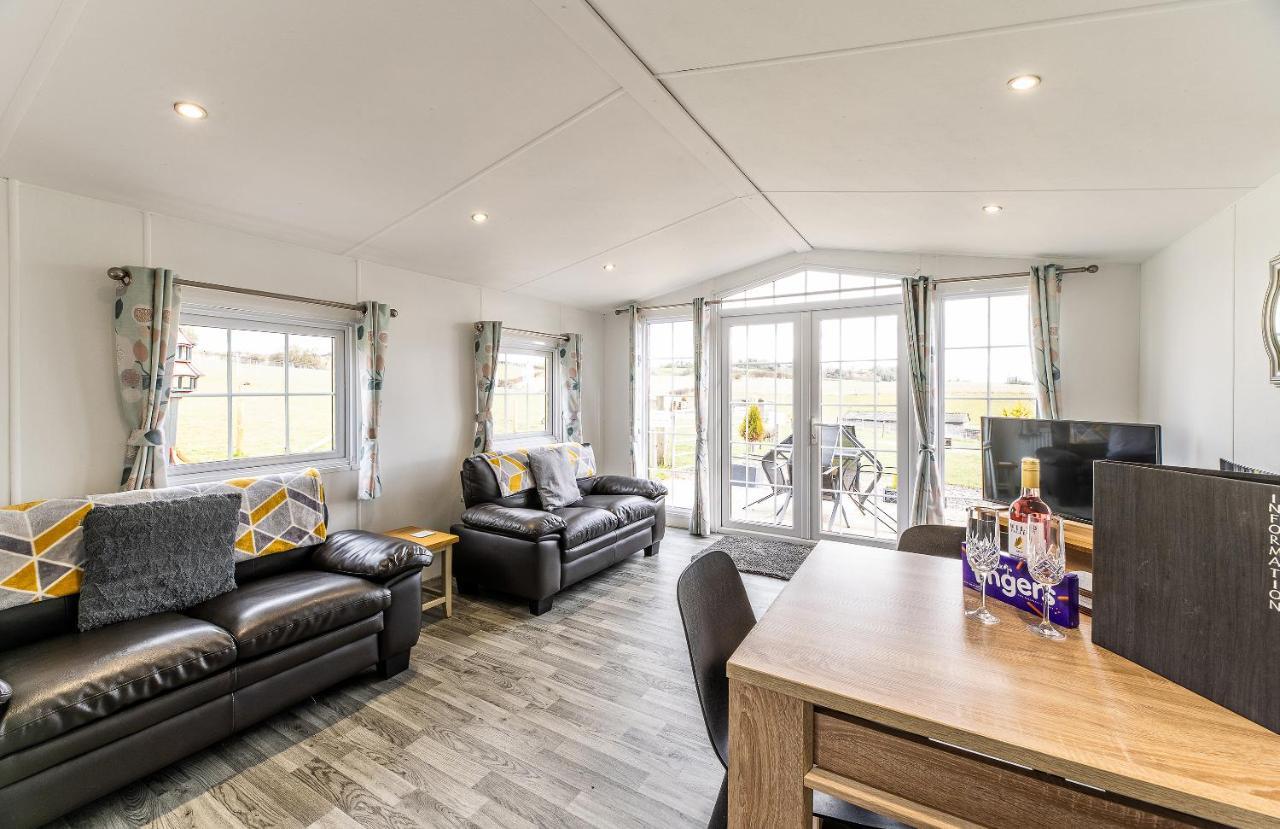 Fairview Farm Holiday Accommodation 14 Luxury Lodges, Cabins, Dog Friendly, Suitable For Couples, Families And Groups, Wedding Guests , Corporate Events, Sleeps 2-65 Guests In Ravenshead, Nottingham Near Sherwood Forest, Set In 88 Acres Exterior foto